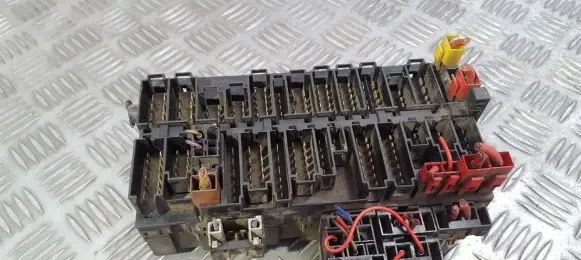 Volkswagen PASSAT B3 Fuse box set 357937039