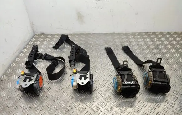 Mercedes-Benz A W176 Set of seat belts A0008600388