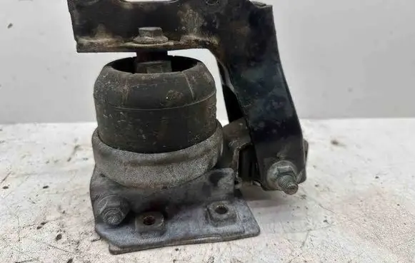 Ford Galaxy Engine mount bracket 586165 95VW6B032 7M0199131
