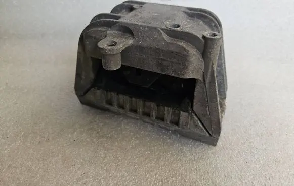Engine mount bracket