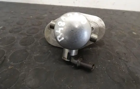 BMW 1 F40 Fuel injection high pressure pump 8631642
