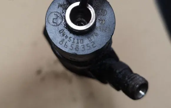 Volvo XC90 Fuel injector 0445110078