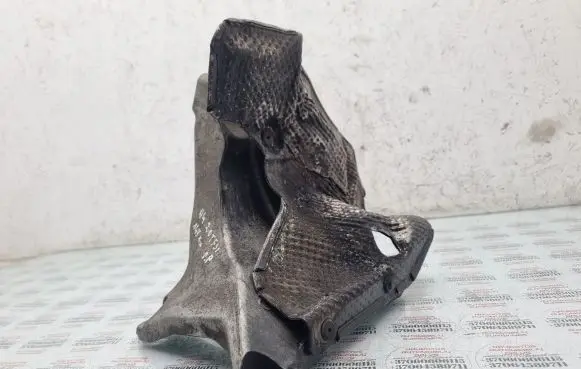Engine mounting bracket