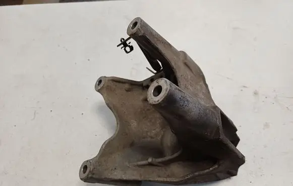 Volkswagen Touareg I Engine mounting bracket 070199308A