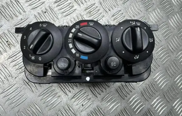 Mercedes-Benz A W168 Climate control unit 1688302085 Q110901