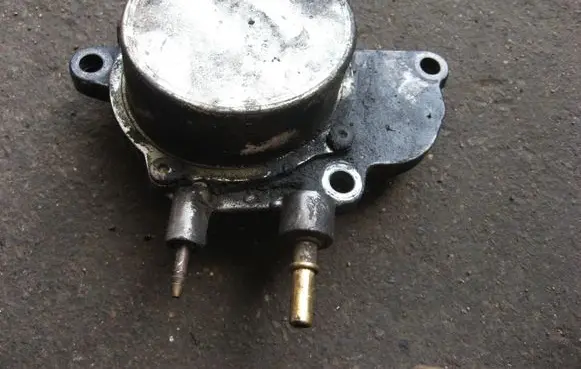 Opel Astra J Vacuum pump