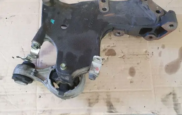 Nissan Qashqai Engine mounting bracket