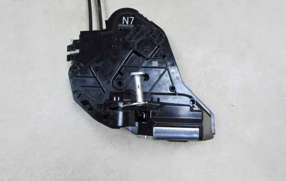 Toyota Camry VIII XV70 Front door lock 00408133 54716