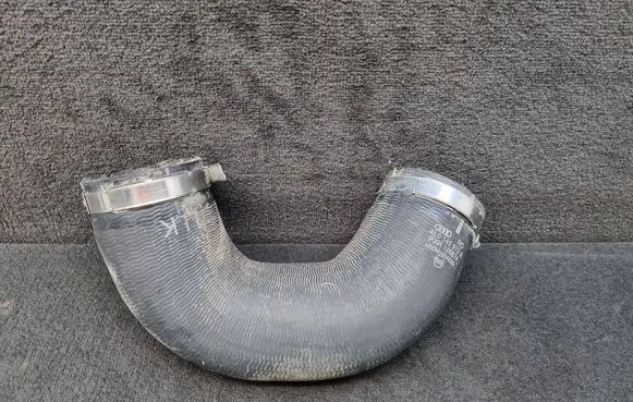 Audi Q7 4L Intercooler hose/pipe 4L0145972A