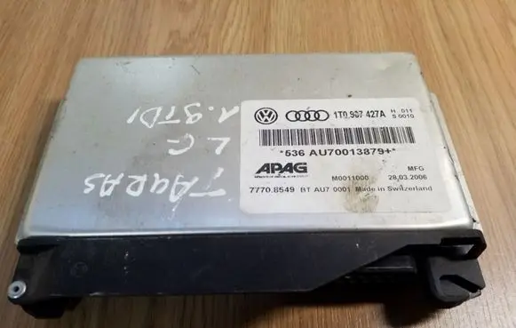Volkswagen Touran I Engine control unit/module 1T0907427A 563AU70013879 77708549