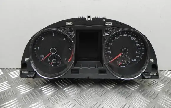 Volkswagen PASSAT B7 Speedometer (instrument cluster) 3AA920970J B1097