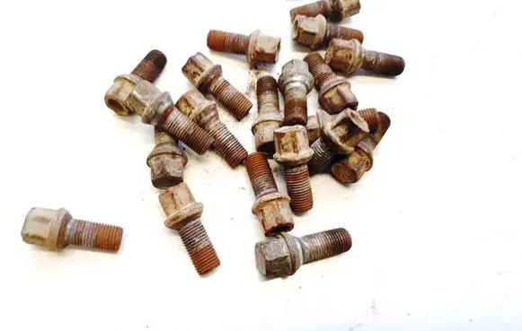 Volkswagen Touran I Nuts/bolts 