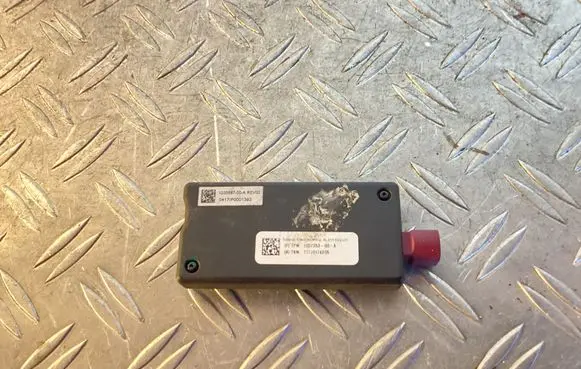 Tesla Model S Aerial antenna amplifier 103058700A