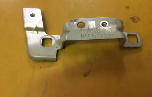 Renault Megane IV Fender mounting bracket 641351433R