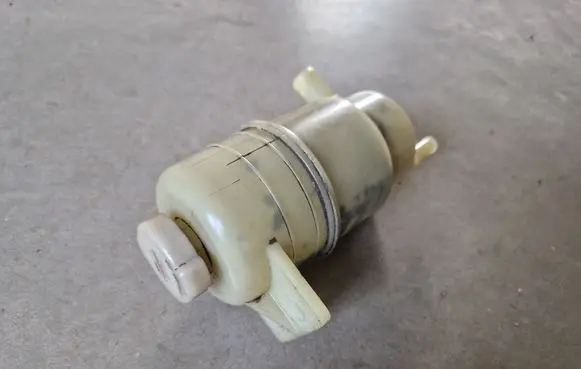 Mitsubishi L200 Power steering fluid tank/reservoir 