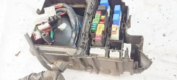 Nissan X-Trail T30 Fuse box set 24384et80a 7154-6324-03
