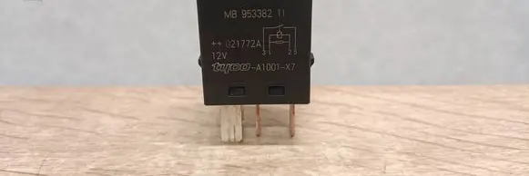 Volkswagen PASSAT B5.5 Other relay MB953382 021772A