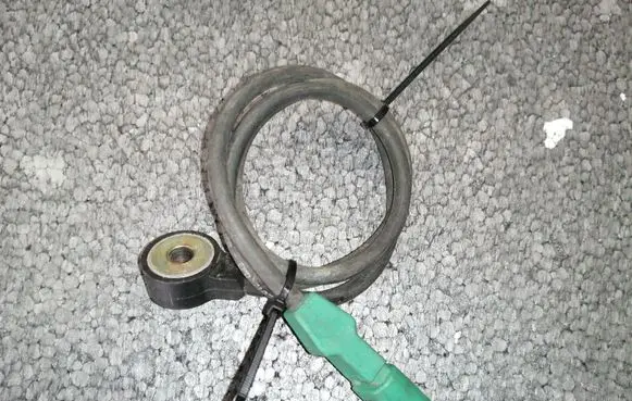 Volkswagen PASSAT B5.5 Detonation knock sensor 07D905377