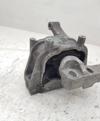 Volkswagen Tiguan Engine mount bracket 5N0199262E