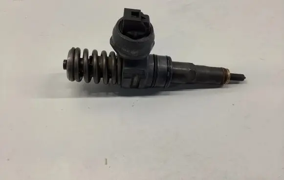 Volkswagen Golf IV Fuel injector 045130073T