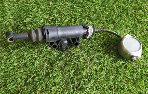 Mercedes-Benz C W203 Clutch master cylinder A2032900212