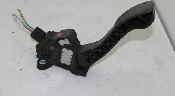 Toyota Avensis T270 Accelerator throttle pedal 7811002022