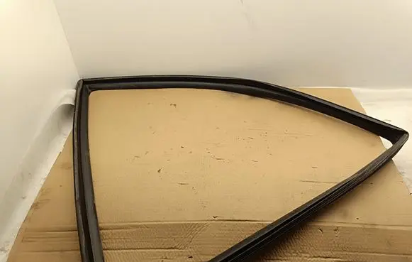 Jeep Grand Cherokee Rubber seal front door window/glass 