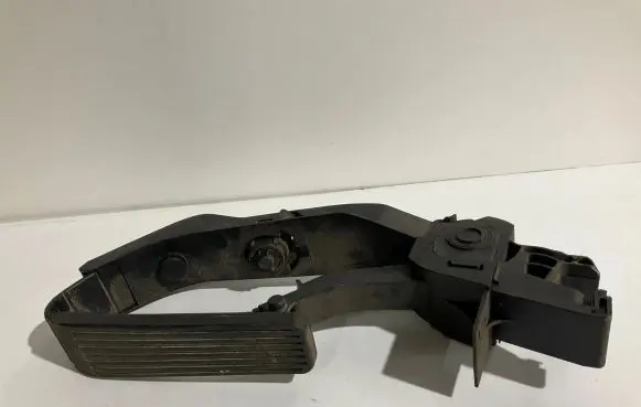 Mercedes-Benz E W211 Accelerator throttle pedal A2113000404
