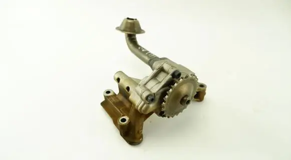Volkswagen Polo VI Oil pump 