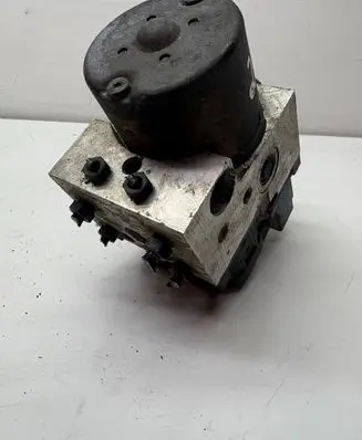 Volkswagen PASSAT B5 ABS Pump 0273004281 01662 767172