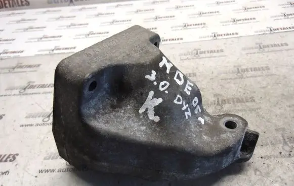 Mercedes-Benz E W211 Engine mounting bracket A6422230004
