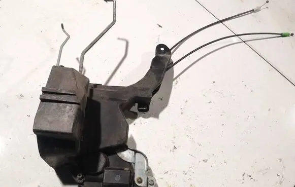 Toyota Avensis Verso Front door lock 