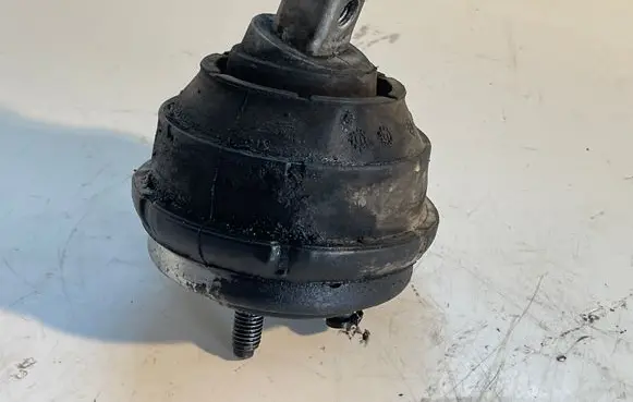 BMW 5 E39 Engine mount bracket 1096514