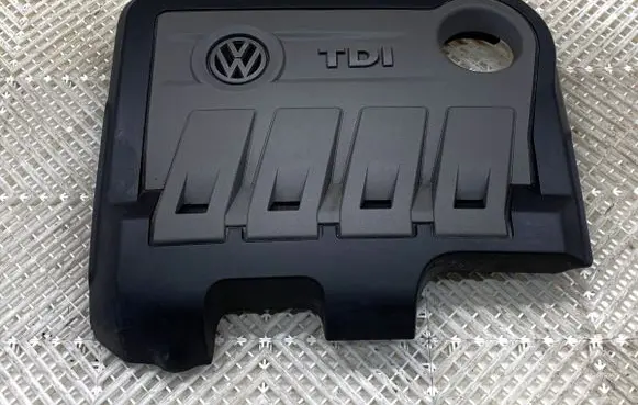 Volkswagen PASSAT B7 Engine cover (trim) 