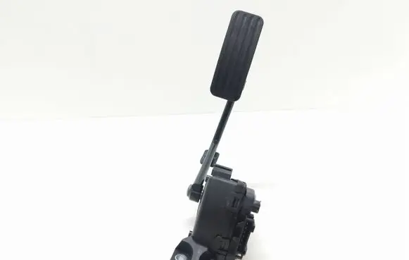 Accelerator throttle pedal