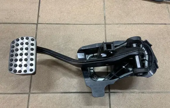 Mercedes-Benz C W205 Brake pedal A2222940001 A1702900282