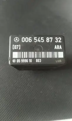 Mercedes-Benz E W124 Fuel pump relay 0065458732 05999610