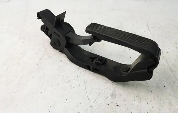 Mercedes-Benz E W211 Accelerator throttle pedal A2113000904