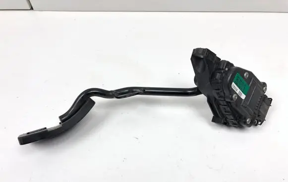 Accelerator throttle pedal