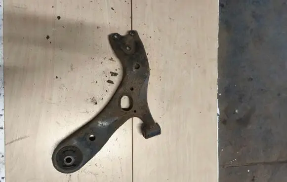 Toyota Avensis T270 Front lower control arm/wishbone