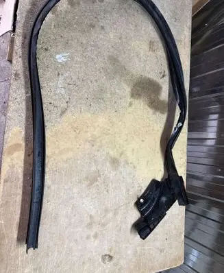 Dacia Duster II Rubber seal front door window/glass 