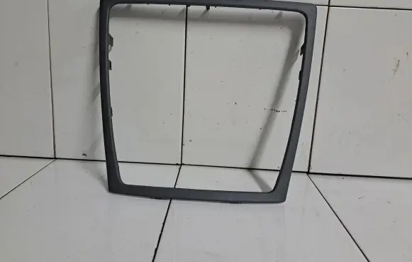 Volvo V70 Radio/GPS head unit trim 30672110