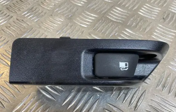 Toyota Urban Cruiser (XP110) Fuel tank opening switch 