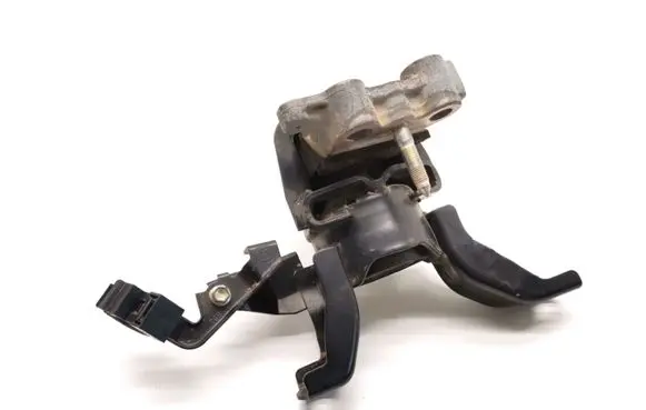 Lexus CT 200H Engine mount bracket