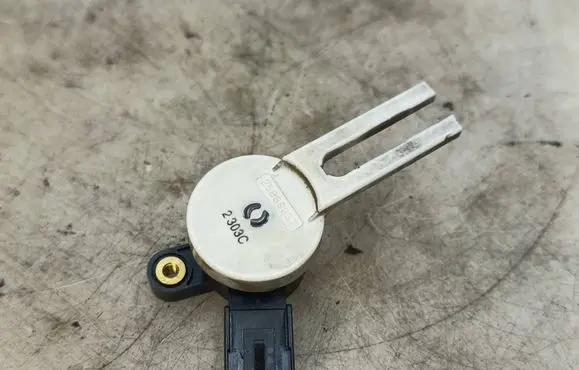 Opel Astra J Clutch pedal sensor 25889337