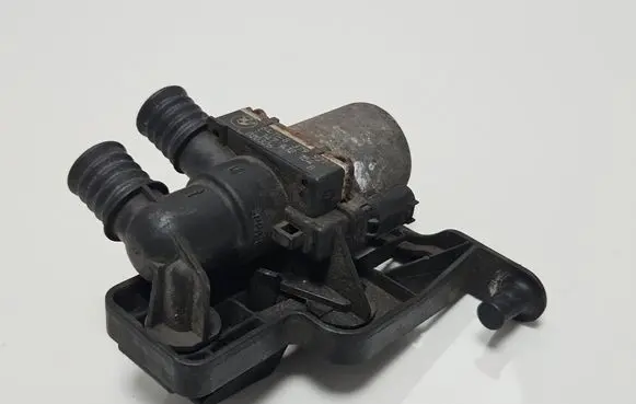 BMW 5 E60 E61 Coolant heater control valve 8379921 1147412154 020326