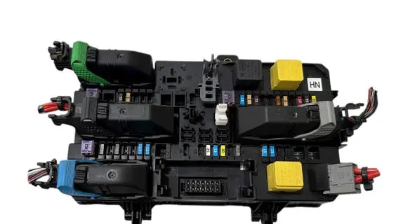 Opel Zafira B Fuse module 13220829 5DK00866943