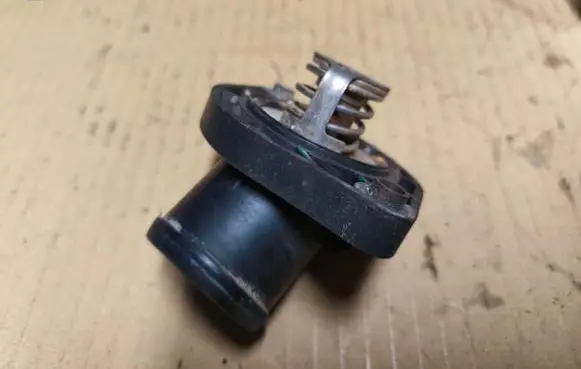 Jeep Grand Cherokee (WJ) Thermostat housing 