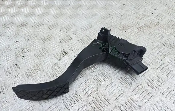 Accelerator throttle pedal