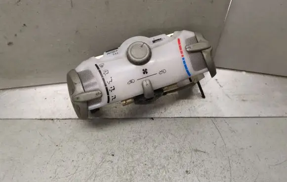 Peugeot 107 Climate control unit 559000H020
